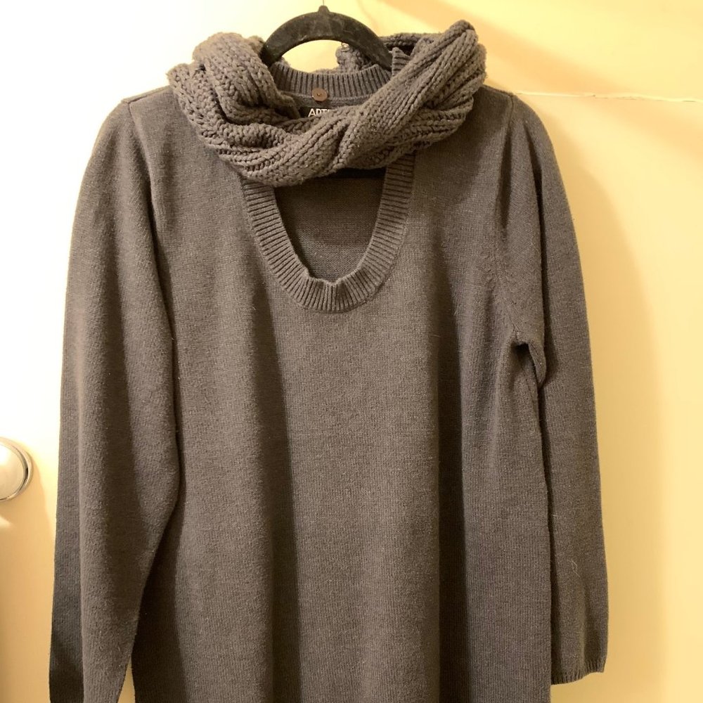 APT. 9 Charcoal Gray Long Sleeve Tunic Sweater with Coordinating Infinity Scarf